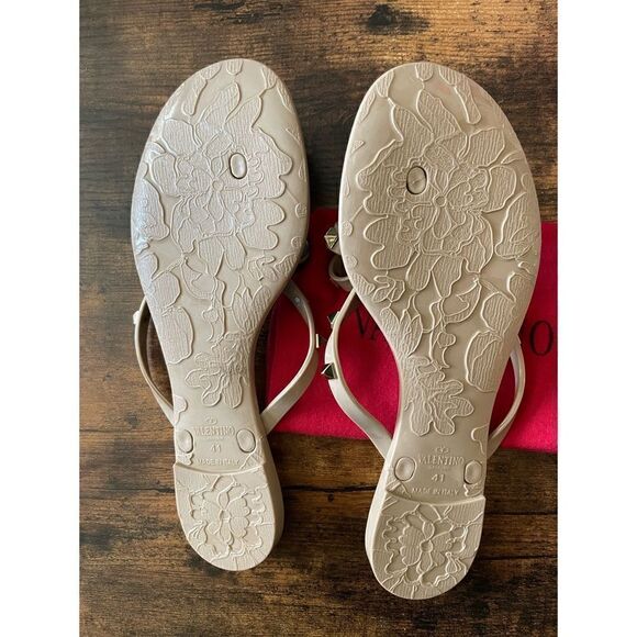 Valentino Garavani RUBBER ROCKSTUD
THONG Jelly flip-flops Size 41 NWOB - Picture 6 of 7